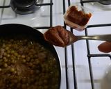 Foto del paso 4 de la receta: Bifecitos en sartén con arvejas huevo y salsa