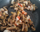 Foto del paso 4 de la receta: Espaguetis negros con champiñones y gambones