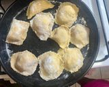 Foto del paso 3 de la receta: Pasta rellena de ricota casera con crema de champiñones