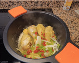 Foto del paso 3 de la receta: Muslitos de pollo en salsa