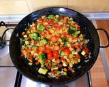 Foto del paso 6 de la receta: Paella de verduras y salmón