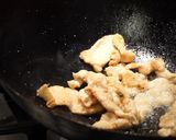 Foto del paso 4 de la receta: Pollo saltado con hongos shiitake y repollo chino