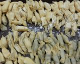 Foto langkah ke 2 dari resep Molen Imut n Kriuk!.