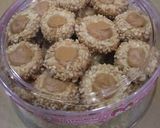Foto langkah ke 5 dari resep Peanuts tumbprint cookies.