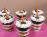 A picture of step 4 of Casata cup cake.