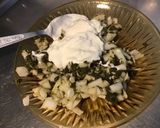 Une image de l'étape 7 de Filets de bar sauce crème à l'oseille et oignon.