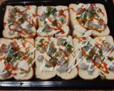 Foto langkah ke 2 dari resep Cheesy Baked Shrimp Toast.
