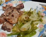 Foto del paso 4 de la receta: Chuletitas de cordero con fritada de pimiento y cebolla