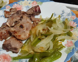 Foto del paso 4 de la receta: Chuletitas de cordero con fritada de pimiento y cebolla