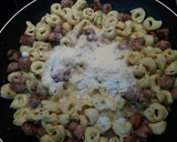 Foto del paso 4 de la receta: Tortellini de queso con salchichas