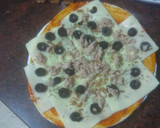 Foto del paso 1 de la receta: Pizza de atún, aceitunas negras y cebolla frita