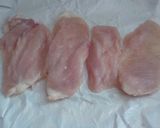 Foto del paso 1 de la receta: Pechuga de pollo marinada, macerada, al horno y alioli
