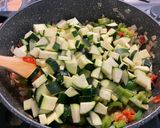 Une image de l'étape 14 de Courgettes, poivrons et tomates à l'agneau et épices.