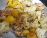 गोभी आलू  मटर  की सब्जी (Gobhi aloo matar ki sabzi recipe in Hindi) रेसिपी चरण 1 फोटो