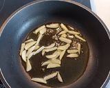 Foto del paso 2 de la receta: Pez espada con gambas, almejas y espárragos