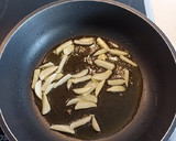 Foto del paso 2 de la receta: Pez espada con gambas, almejas y espárragos