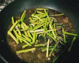 Foto del paso 2 de la receta: Fideuá de verduras y langostinos con allioli de rábanos