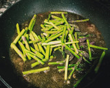 Foto del paso 2 de la receta: Fideuá de verduras y langostinos con allioli de rábanos