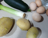 Foto del paso 1 de la receta: Tortilla de patatas y calabacín
