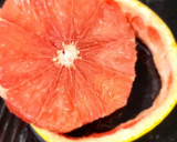 Foto del paso 1 de la receta: Pomelo caramelizado con base de galletita y chocolate blanco