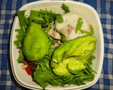 Foto del paso 3 de la receta: Ensalada de aguacate con comida envasada saludable