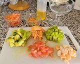 Foto del paso 2 de la receta: Ensalada de verano de salmón, frutas y langostinos