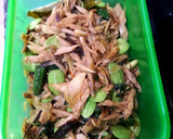 Foto langkah ke 3 dari resep Tongkol suwir campur pete kemangi.