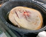 Une image de l'étape 2 de Rouelle marinée de porc aux tomates cerises et herbes aromatiques.