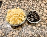 Foto del paso 3 de la receta: Pastel salado con queso y aceitunas