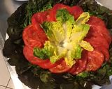 Une image de l'étape 8 de Salade de laitue tricolore,tomate cœur de bœuf,thon fumé et petits oignons.