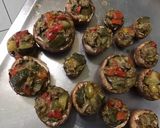 Une image de l'étape 3 de Champignons bruns farcis bœuf, légumes, emmental et tomates.
