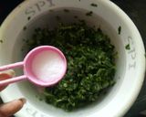 A picture of step 1 of Methi malai paneer.