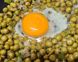 Foto del paso 6 de la receta: Guisantes con huevo y chorizo picante