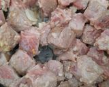 Foto langkah ke 2 dari resep Daging Saikoro Lada Hitam.