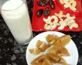 A picture of step 2 of Chikoo and Nuts Milkshake.