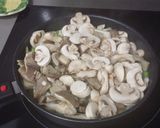 Foto del paso 4 de la receta Tortilla de patatas con ajos tiernos y setas