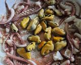 Foto del paso 3 de la receta: Fideos negros de Pascua con mejillones, camarones y pulpitos