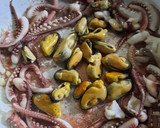 Foto del paso 3 de la receta: Fideos negros de Pascua con mejillones, camarones y pulpitos