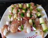 Foto del paso 1 de la receta: Brochetas de langostinos y verduras al ajillo