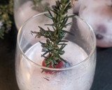 Foto del paso 2 de la receta: Cocktail de ginebra, bitter kas y romero