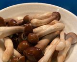 Hình bước làm 1 của món Nấm mối xào bơ tỏi