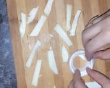 A picture of step 1 of Cheesy onion rings.