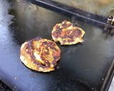 Une image de l'étape 7 de Filets de poulet marinés grillés aux épices et pesto d'herbes.