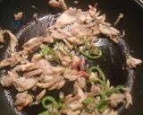 Foto del paso 2 de la receta Tallarimis con setas y pimiento verde