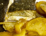 Foto del paso 3 de la receta: Rodaballo con patatas panaderas al ajo