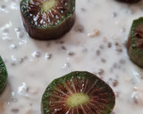 Foto del paso 3 de la receta: Un desayuno de avena remojada en yogur griego con kiwiños (kiwi-berry)