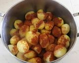 A picture of step 5 of Spicy roast potatoes.