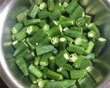 A picture of step 1 of Aloo Bhindi Fry.