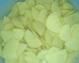 A picture of step 1 of Aloo ki tarkari.
