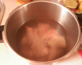 Foto del paso 2 de la receta: Manitas de cerdo en salsa tradicional